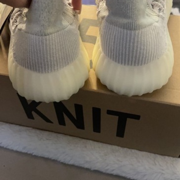 Yeezy sneakers - Picture 6 of 9